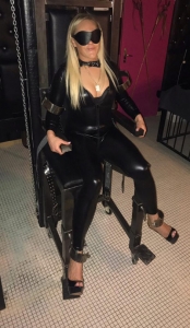 SM-Studio-Berlin-bizarr-lady-fetisch-bdsm--Lady Dana am Stuhl gefesselt