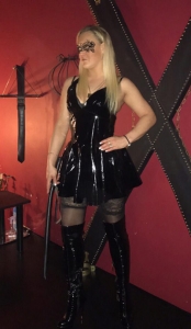 SM-Studio-Berlin-bizarr-lady-fetisch-bdsm--Lady-Dana im Lack-Kleid