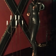 SM-Studio-Berlin-bizarr-lady-fetisch-bdsm--Domina mit Gesichtsmaske Lack